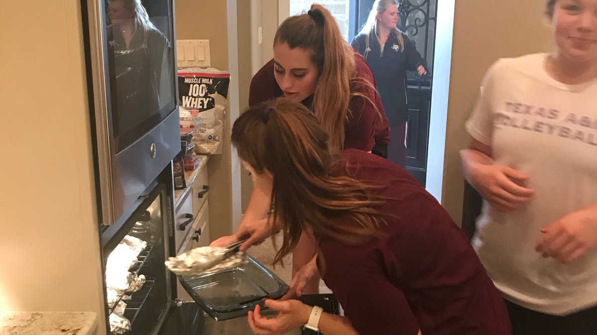AggieVolleyball's tweet photo. #TBT way back to Monday when we had our team cooking class with @AggieNutrition. 🍽🥦🥗

#OwnIt #12thMan https://t.co/rKOAZkufm0