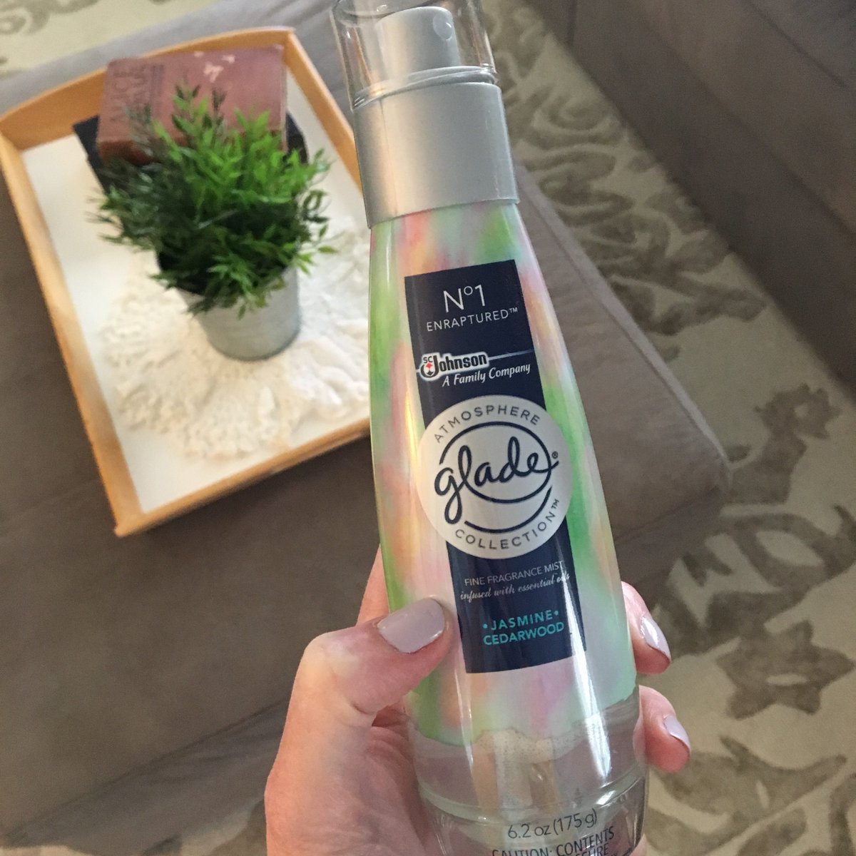 MuseReviews's tweet photo. My favorite place for me-time at home? My living room, with a good book. Glade's new Atmosphere Collection makes my space smell heavenly. Smells like a pricey perfume. Floral smell lingers! Love, love, love. #GotItFree @BzzAgent @Glade https://t.co/Se4nTr8i9w