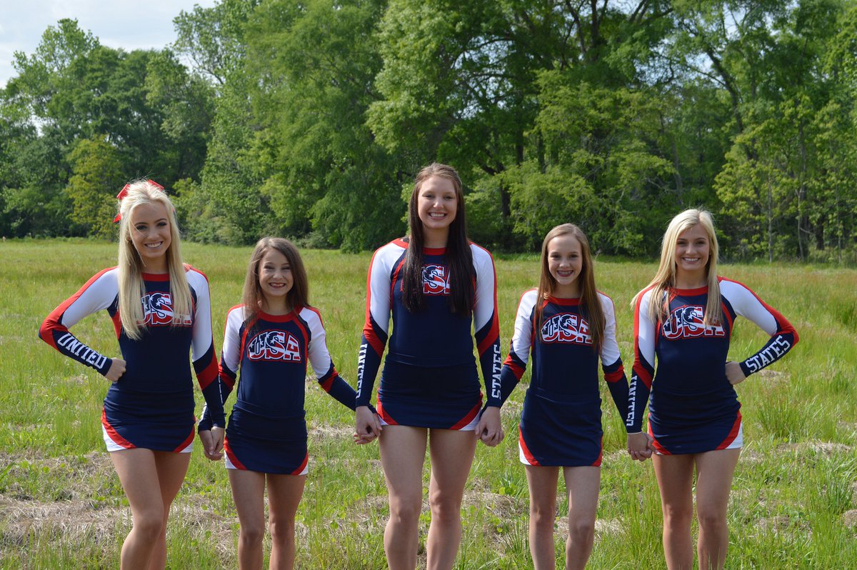 aubriefl's tweet photo. live oak takes on USA cheer 💙❤️ https://t.co/KCTysBgMxe