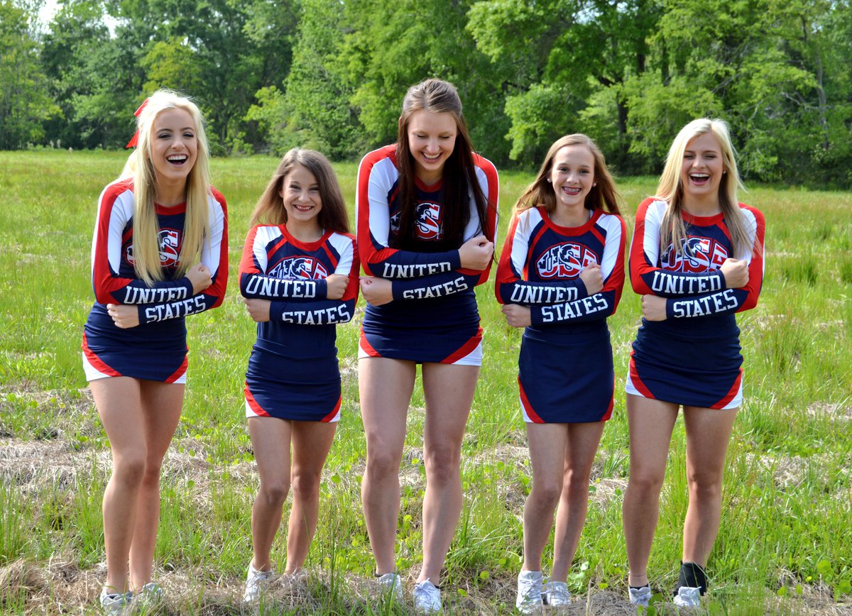 aubriefl's tweet photo. live oak takes on USA cheer 💙❤️ https://t.co/KCTysBgMxe