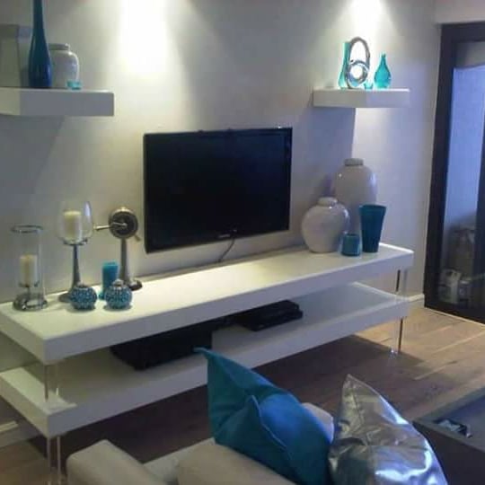 TerenceSpringe3's tweet photo. #OSKDezings #SpringerBrothers Beautiful arrangment of floating Tv Unit shelves neatly installed with supporting acrylic legs for strength and pleasant astetics. https://t.co/3746F3rpqJ