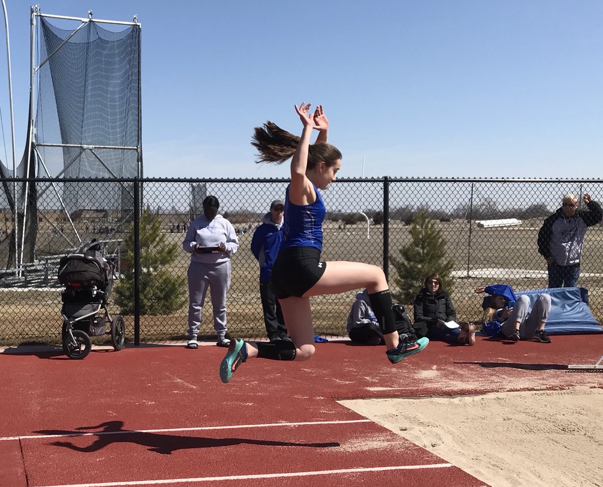 Adi Wood with a monster jump for 🥇 and Vanessa Loya-Perez with 🥉! #sandcats #WhateverItTakes #KnockedStadeOffTheTop10 #BuyBooNewShoes