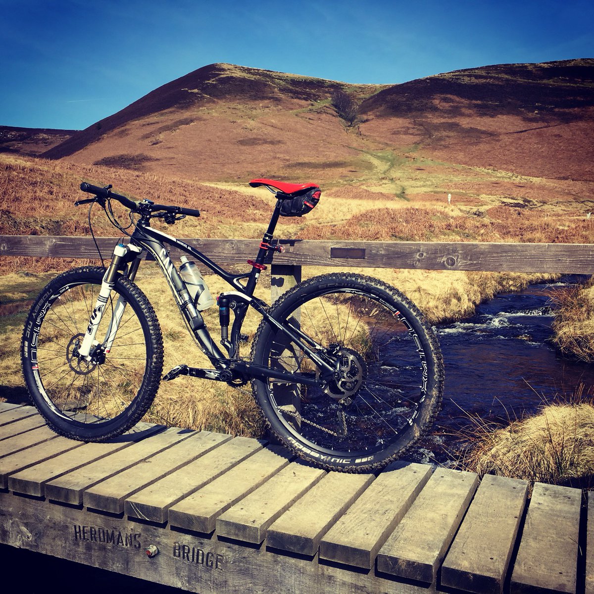 blobeto007's tweet photo. @gmbntweet up in the peak district enjoying the sun (instead of pouring rain) at slippery stones before heading over cut gate #bikevault. need to start a #routevault https://t.co/IsGoXNeSq6