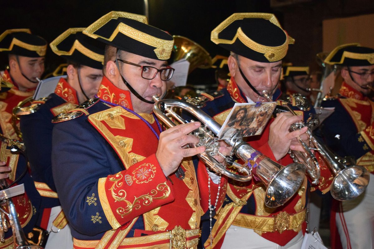 tomy_ruiz_'s tweet photo. #NuevaFotoDePerfil Lunes Santo @SergioMijaAuxJD @tuba_marco  @Jesus_Vela21 haciéndo sonar nuestros instrumentos tras el Señor del Salvador. @JesusDespojado majestuosa interpretación  de la música para llevarlo en volandas por las calles de Jaén. https://t.co/PNeauFLj1A