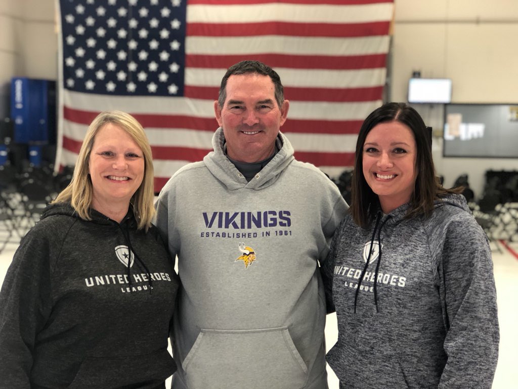 Ready to fly with @Vikings Coach Zimmer and the @MinnesotaArmyNG 

#MNARNG
#Chinook