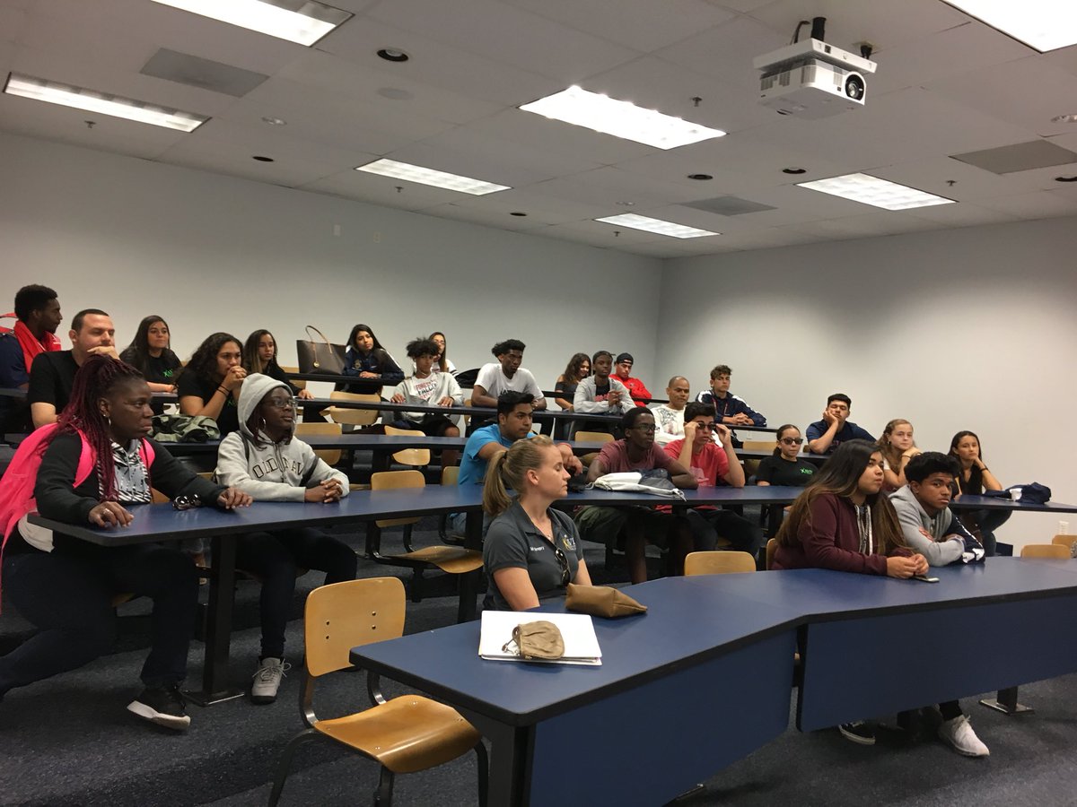 FHH_FalconFury's tweet image. Thank you, @UNFCampusLife! #AVIDAwarenessWeek #CollegeRoadTripn @jillygreg @_LoCook @MsColleenCarney