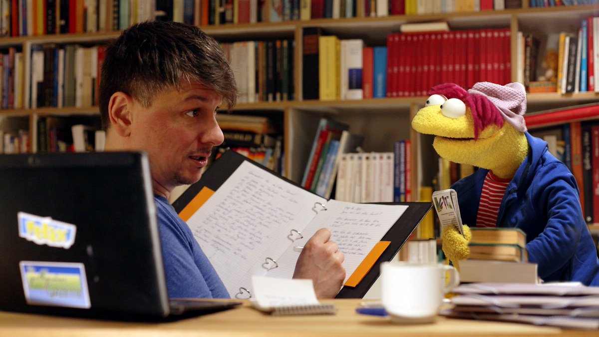 pommorin's tweet photo. Last notes before shooting the upcoming episode of "Felix' Vlog".
#Felix #puppets #puppetry #puppeteer #puppetbuilding #puppetdesign #puppetlife #WorkingUnderAPuppet #DieGelbgrüneGazette #GGG #FelixVlog #SetLife
#Regiebesprechung #filming #filmmaking #behindthescenes https://t.co/oiVOQ5O3zo