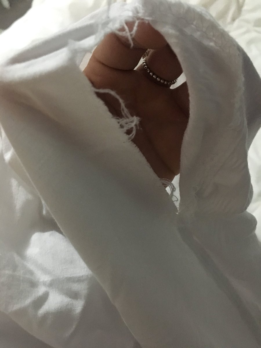RaraWilly's tweet photo. @TheRangeUK bought new bedding and it hasn’t been stitched properly - huge hole, really disappointed 😢 https://t.co/vNdFsQoP9H