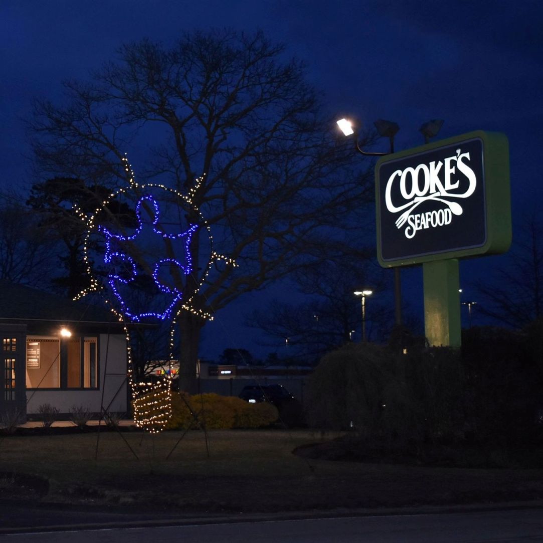 capecodbeer's tweet photo. Check out this #LightItUpBlue iron “giant" created by local artist Michael Magyar. It's in front of one of our favorite customers Cooke's Seafood in Hyannis for the month of April. Pretty awesome. #capecodseafood #hyannis #autism #autismawareness #capeabilities https://t.co/003qYGSkFU