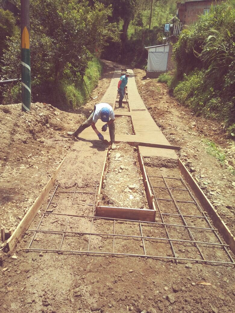 Alcaldiastarosa's tweet photo. Gracias al trabajo en equipo entre nuestra Administración Municipal y las comunidades urbana y rural, continuamos mejorando las vías.
En esta oportunidad los beneficiados son los habitantes del sector Altos de Monserrate, donde estamos construyendo placa huellas @HAriasMejia https://t.co/xT5XaKWuR4