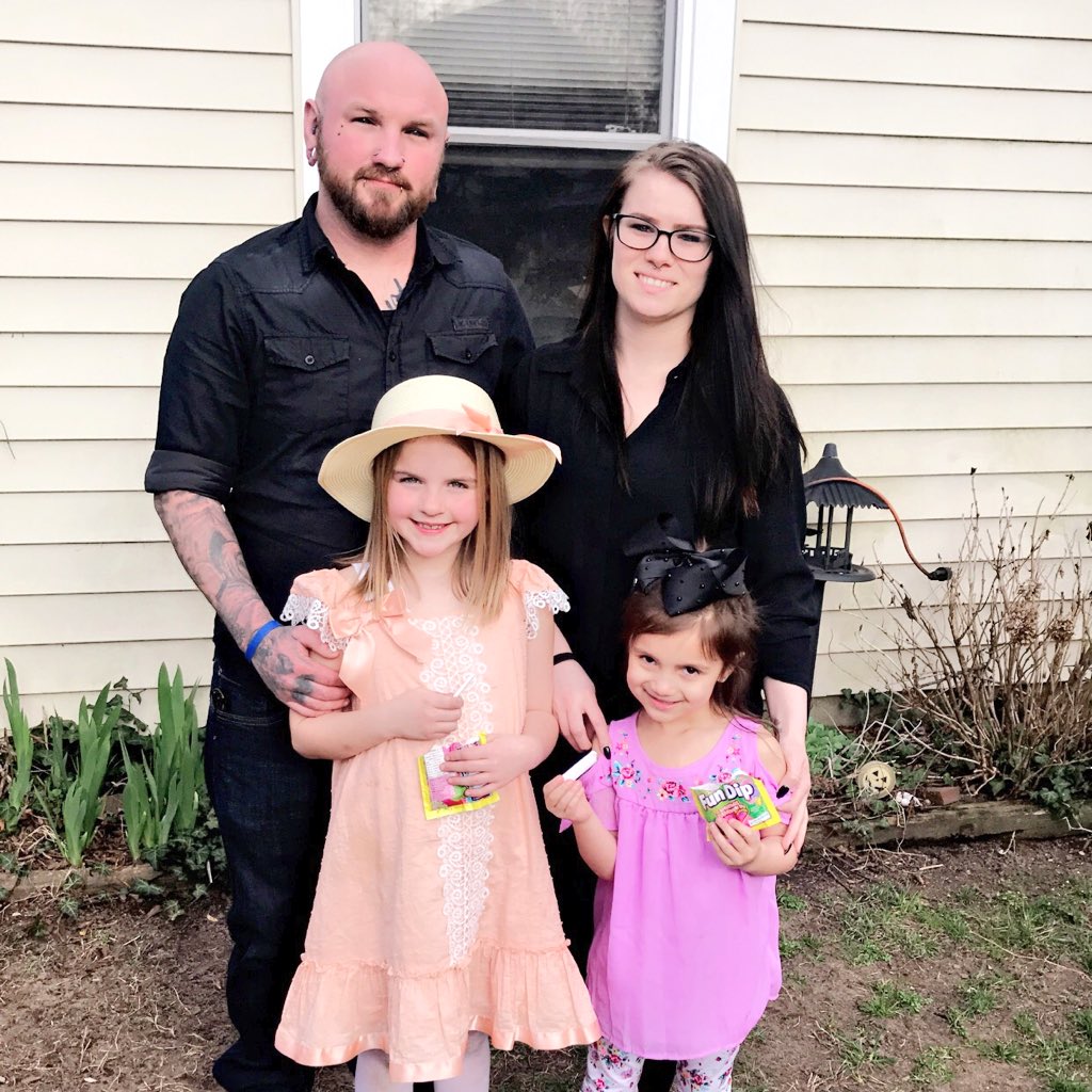 brittknee_hall's tweet photo. #NewProfilePic https://t.co/socF5W1jER