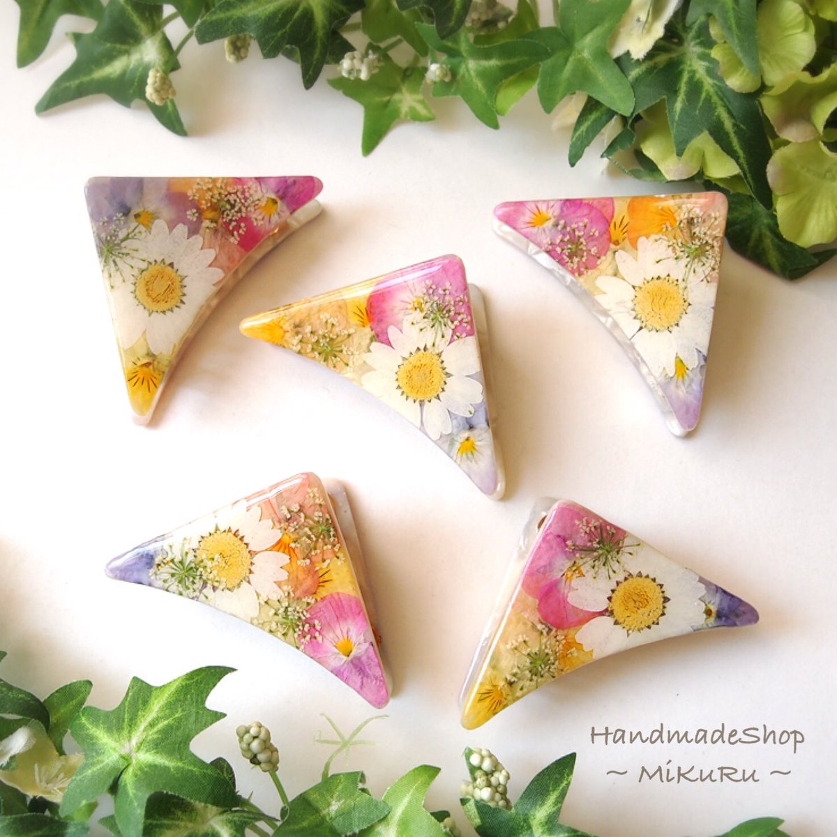 Mikuru 押し花ケース En Twitter 今週は本当に製作がんばりました ものすごく手間がかかる三角クリップ 大人気のラプンツェルカラー こちらはまだ情報解禁できない企業様用です ハンドメイド レジン 押し花 三角クリップ ヘアクリップ ラプンツェル