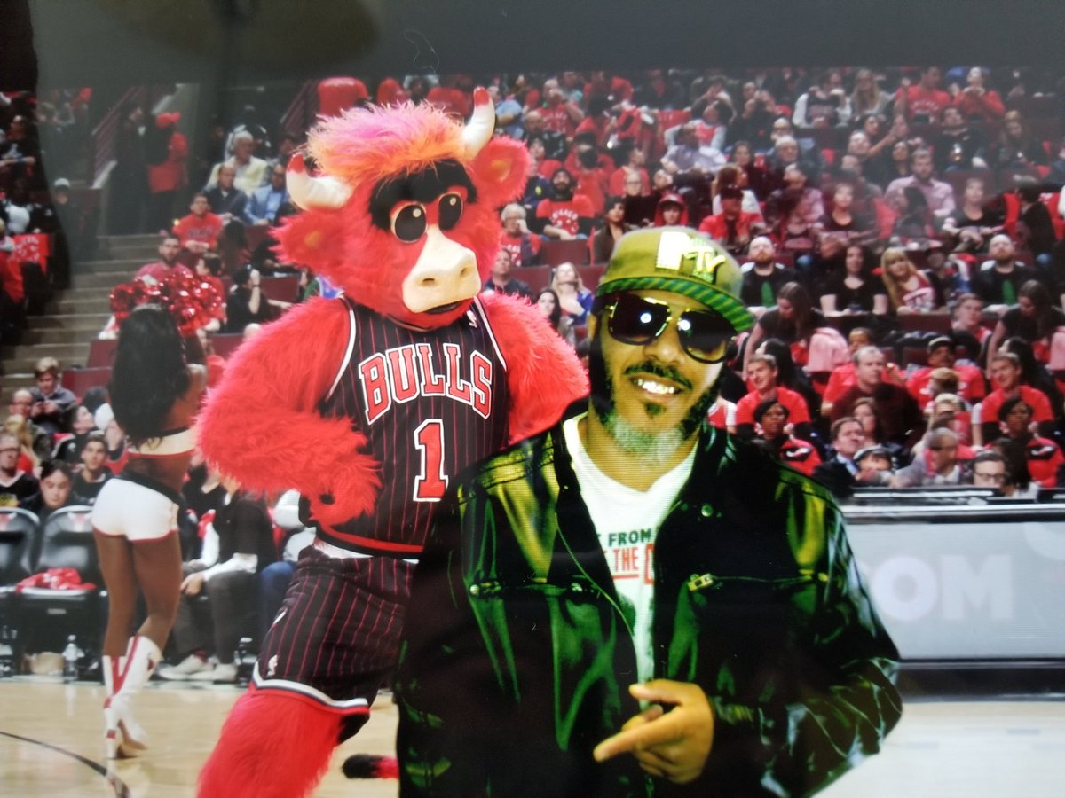 KNOIAMUSIC's tweet photo. Retweeted I promote Artist🤘 (@Inta_Tain):
S/O to the big homie @PSYCODRAMAPSYDE thanks for supporting ya girl at my #AllstarGame at United Center with #ASWBL POWERED BY @UrbanFetes
#TEAMENTBASKETBALL WE WONNNN! #TEAMENT https://t.co/qCc6T2rWKN
