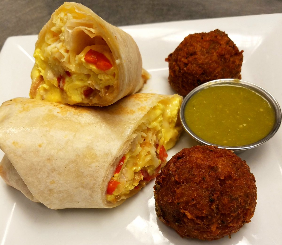 Arrogantfrogbar's tweet photo. #NationalBurritoDay is in full effect! Come enjoy one from @knifeandtine and #DrinkLocal 🍺 #MakeLocalFriends #LincolnPark #Chicago #nomnomnom https://t.co/xqZr33jp3Q