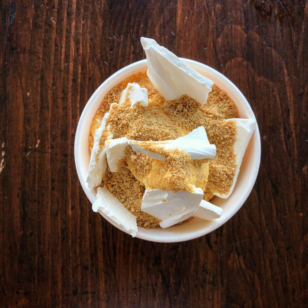 charcoalbyob's tweet photo. Vanilla soft serve, flavors of lemon meringue. https://t.co/JdkmSUKwAM