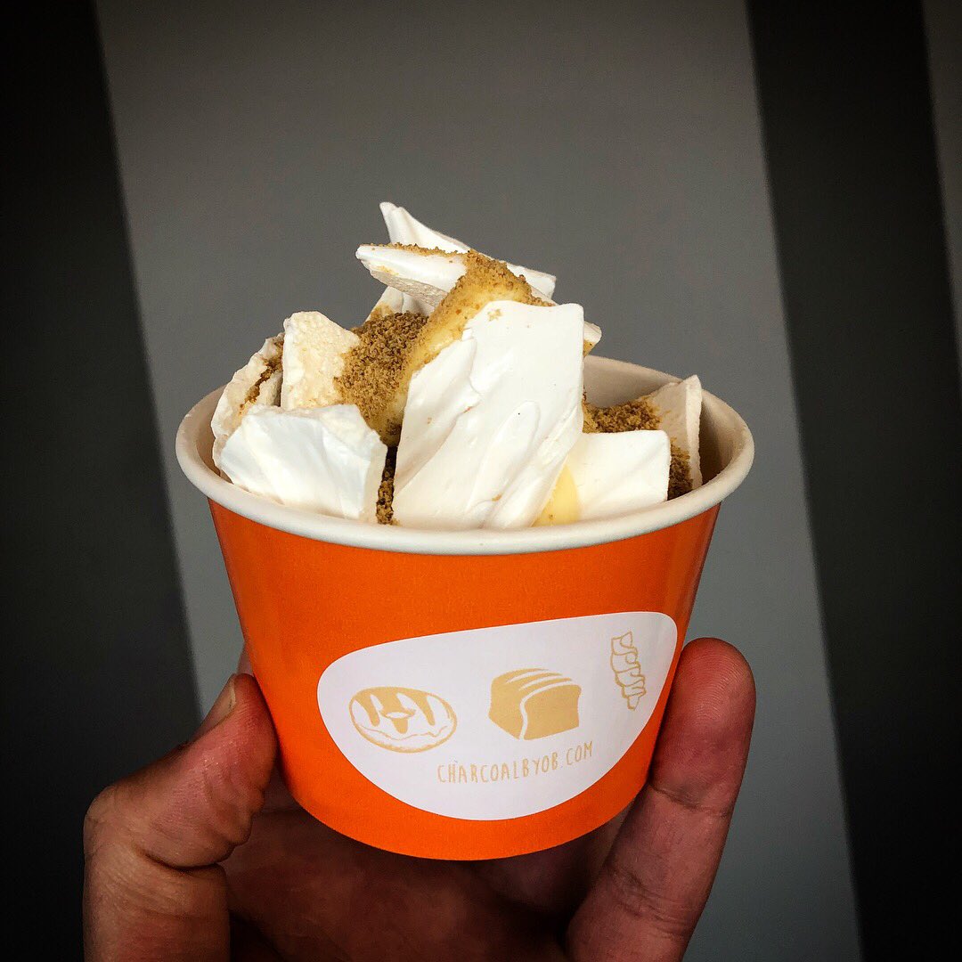 charcoalbyob's tweet photo. Vanilla soft serve, flavors of lemon meringue. https://t.co/JdkmSUKwAM