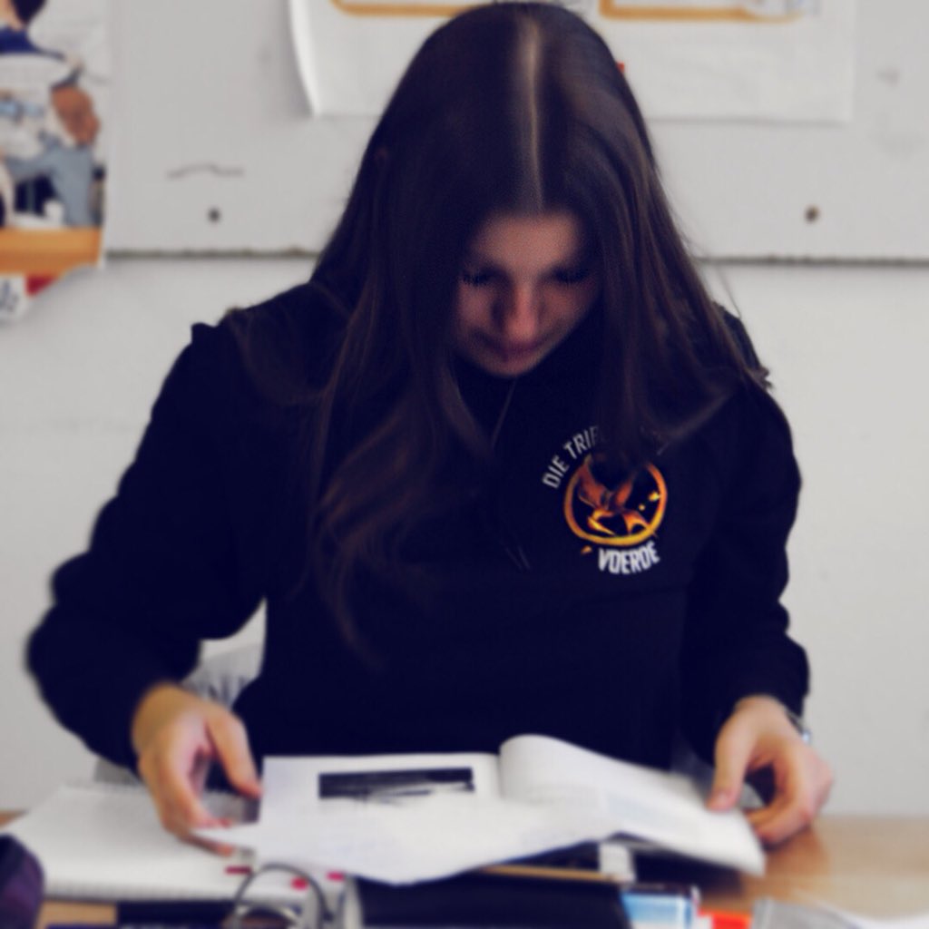 lauramdietrich's tweet photo. Um von der Startlinie in‘s Ziel zu kommen, benötigt es immer einen 1. Schritt👣
📸 by Frau Kraft
#motivation #iamreadyforthis #dontforgettosmile #smile #Abitur #Abitur2018 #hardlearning #study #school #smile #DieTributeVonVoerde #GymnasiumVoerde #Intensivwoche https://t.co/xh0UON3ogs