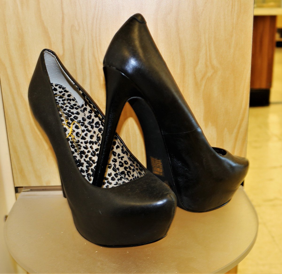 OH_OppShop's tweet photo. A great pair of shoes can make an outfit! With hot brand and amazing deals, find the perfect pair for Ladies Night Out!
.
.
.
#ShopOppShop #LNO #ReadingPA #ShoeLovers #Fashion #WeekendPlans #BerksCounty https://t.co/cegbnG3Du3