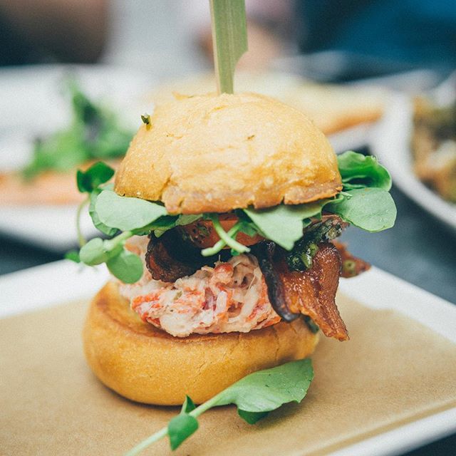 Locate_Eat's tweet photo. @OxfordExchange the Lobster Sliders only available during weekend brunch! •
•
•
#petitejoys #southernstyle #feelfreefeed #inspiremyinstagram #forkyeah #locallove #livelikealocal #Tampafood #Tampafoodie #Tampaeats #TBeatsout #IGersTampa #TampaCollecti… https://t.co/fQ9JaQremv https://t.co/SQyv5zLOV9