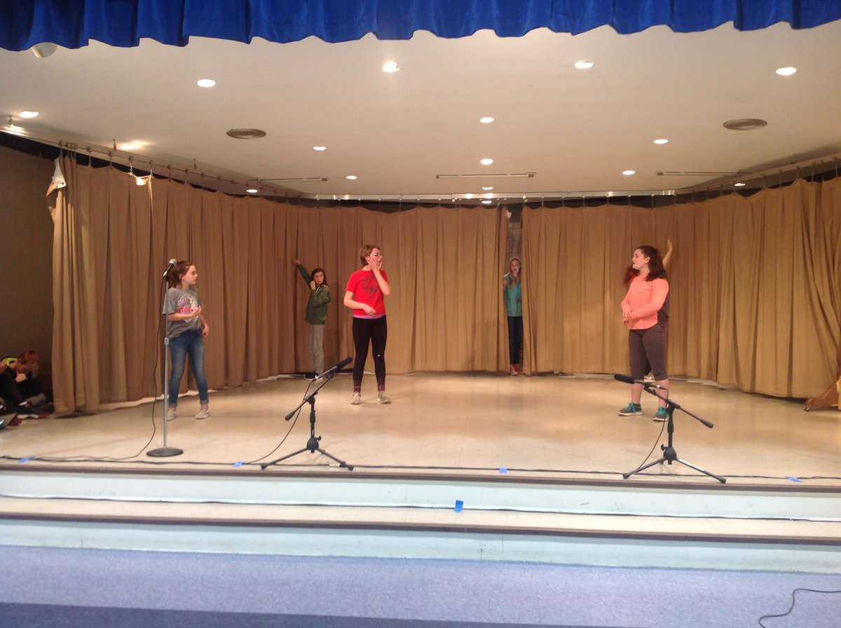 MrsRayNPIMusic's tweet image. Cast hard at work during first dress rehearsal! @BWE_Bulldogs @SouthernHancock #newpalproud #NPperformingArts #createextraordinary