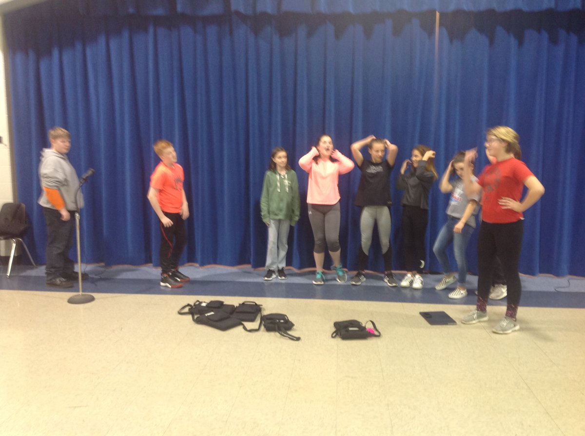 MrsRayNPIMusic's tweet image. Cast hard at work during first dress rehearsal! @BWE_Bulldogs @SouthernHancock #newpalproud #NPperformingArts #createextraordinary