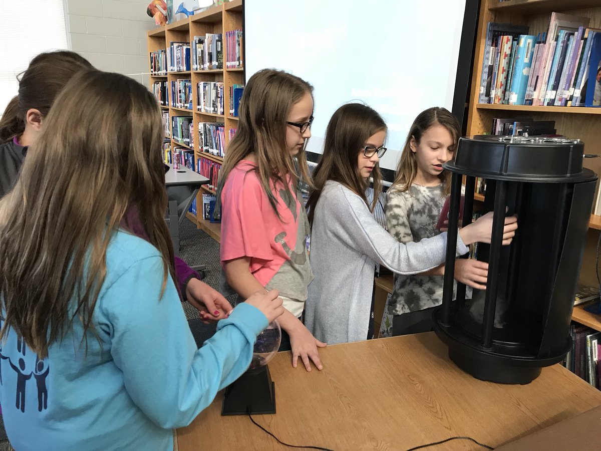 TrishTerry_'s tweet photo. Meterologist Adam Kankiewicz from @NOAA visits 6th Grade Science today! @heritagems https://t.co/a36Gg8DhYo