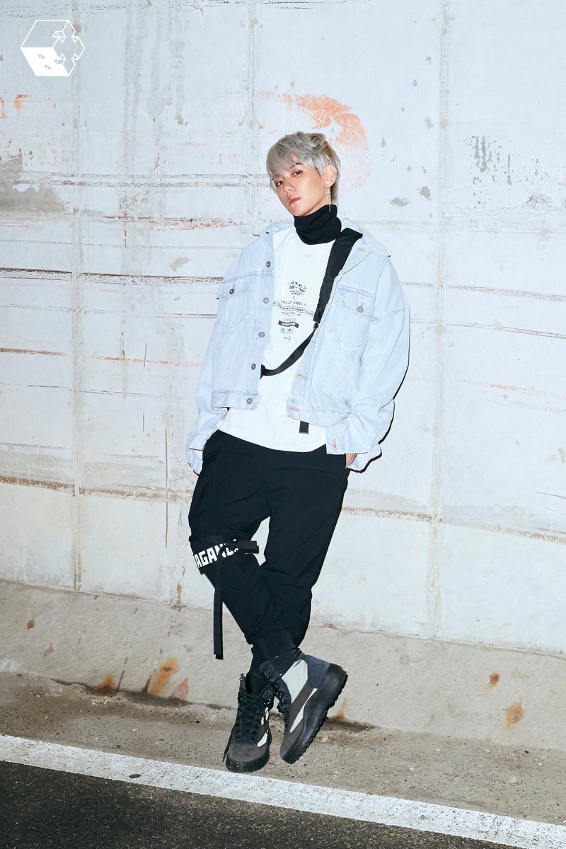EXO_BBH050604's tweet photo. 見た瞬間、綺麗すぎて2度見やし
なにもうかっこよすぎんだって
チョーカーあかんってぇ(鼻血)
チョーカーつけた人でてこいやぁあ！
素晴らしすぎますぅう！！ https://t.co/hCEIWPOTPV