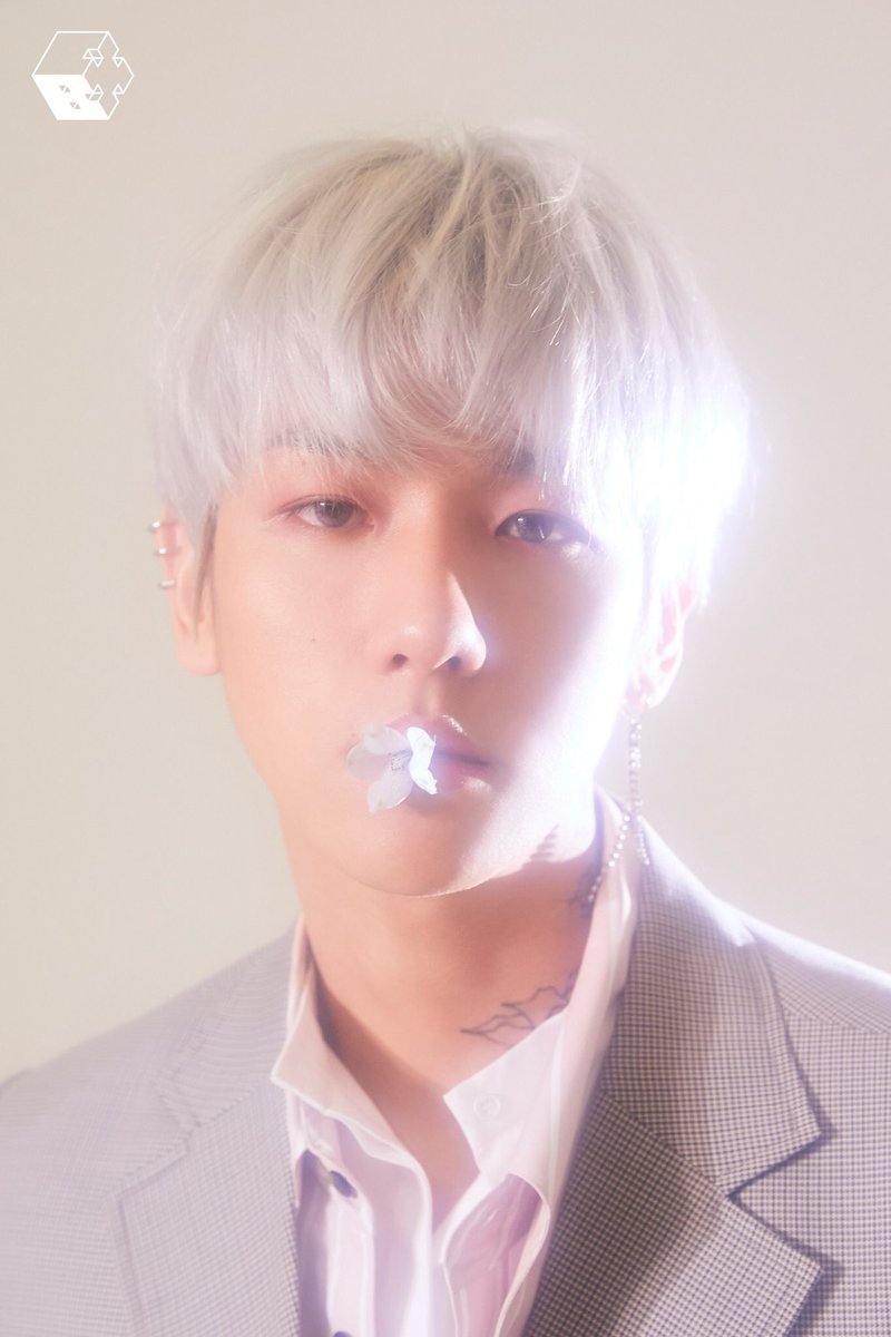 EXO_BBH050604's tweet photo. 見た瞬間、綺麗すぎて2度見やし
なにもうかっこよすぎんだって
チョーカーあかんってぇ(鼻血)
チョーカーつけた人でてこいやぁあ！
素晴らしすぎますぅう！！ https://t.co/hCEIWPOTPV