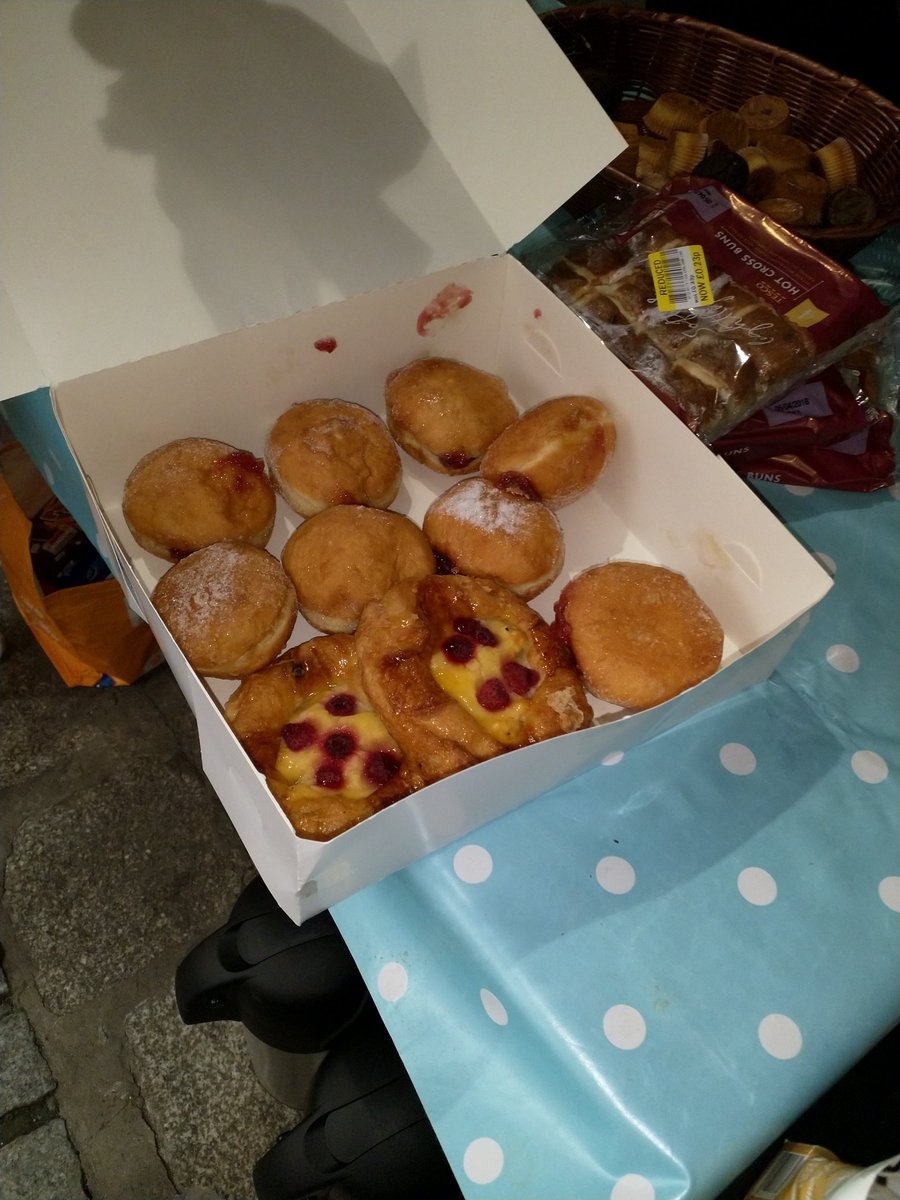 awelcomeplace's tweet photo. Our junior volunteer / super hero Ethan joined us tonight with lovely cakes and treats! Thanks Ethan and his Mom for giving up your time to help out. ♥️♥️♥️ #giveback #kidsgivingback #donate https://t.co/nyTdm3JaEf