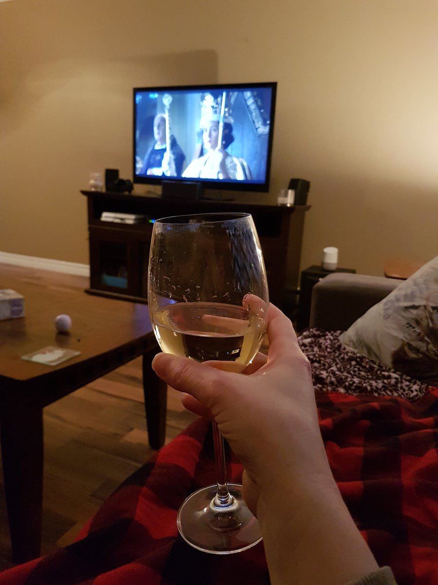 AmandaNL82's tweet photo. Got some time to watch The Crown and have a glass of wine!  #ireallyneedsomeaccentpiecesinmylivingroom #sobare https://t.co/nhyKOUloKD