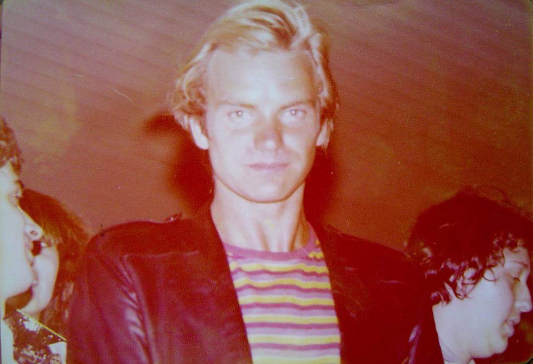 Gustavo Cerati junto a Sting cuando The Police estuvo por primera vez en Buenos Aires. 
Diciembre de 1980. 

"Mi primer recital, a los 13, The Police en Obras. 1980. En la foto Cerati, Sting y Chuchu Fasanelli quien me envió este preciado recuerdo" 

Foto y relato: Ariel Soriano