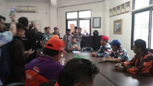 yakinach's tweet image. Klaim Kantongi Alat Bukti, Pendukung #DIAmi Masih Ngotot #13 #Legislator Diproses dlvr.it/QNZYjY