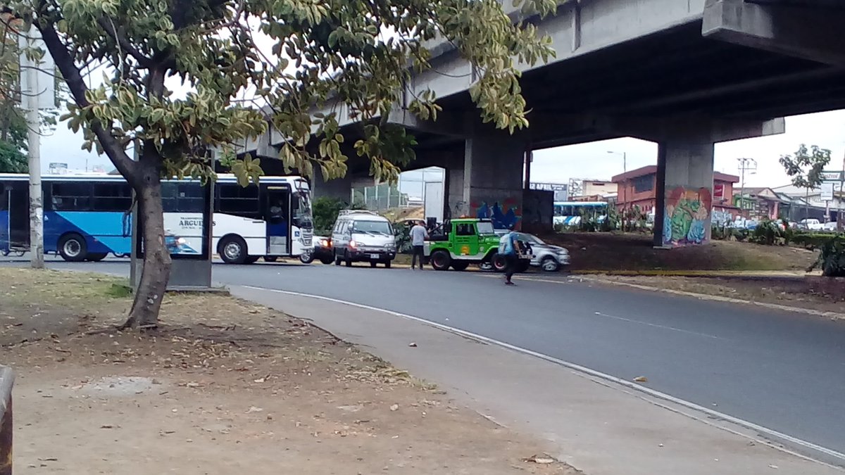 HanzSegura's tweet photo. @TicoTrafico choque bus y grua en la Y griega https://t.co/WFUaGZquGX