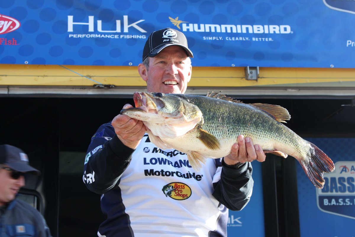 bassmaster's tweet photo. “She came straight at the boat, and I’m thinking maybe it’s a 4- or 5-pounder. But then she swam past the boat and when she did, I literally fell to my knees. I wasn’t prepared mentally for that kind of struggle.” https://t.co/MH2A9JXj25 #BASSNation https://t.co/oJXKKd4Tf5