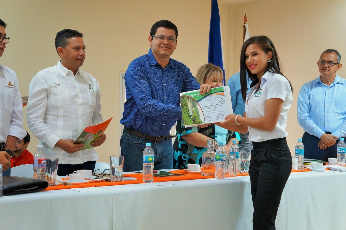 GranInversionHN's tweet photo. 30 cafetaleros provenientes de El Paraiso, Yoro y Olancho, culminaron hoy un proceso de capacitacion de dos años y se convirtieron hoy en la primera promoción de formación de líderes cafetaleros en Cambio Climático y Ambiente. @JuanOrlandoH @escoto_marlon #ClimaPlushn https://t.co/1FC18LwwUF