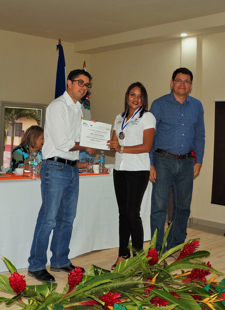GranInversionHN's tweet photo. 30 cafetaleros provenientes de El Paraiso, Yoro y Olancho, culminaron hoy un proceso de capacitacion de dos años y se convirtieron hoy en la primera promoción de formación de líderes cafetaleros en Cambio Climático y Ambiente. @JuanOrlandoH @escoto_marlon #ClimaPlushn https://t.co/1FC18LwwUF