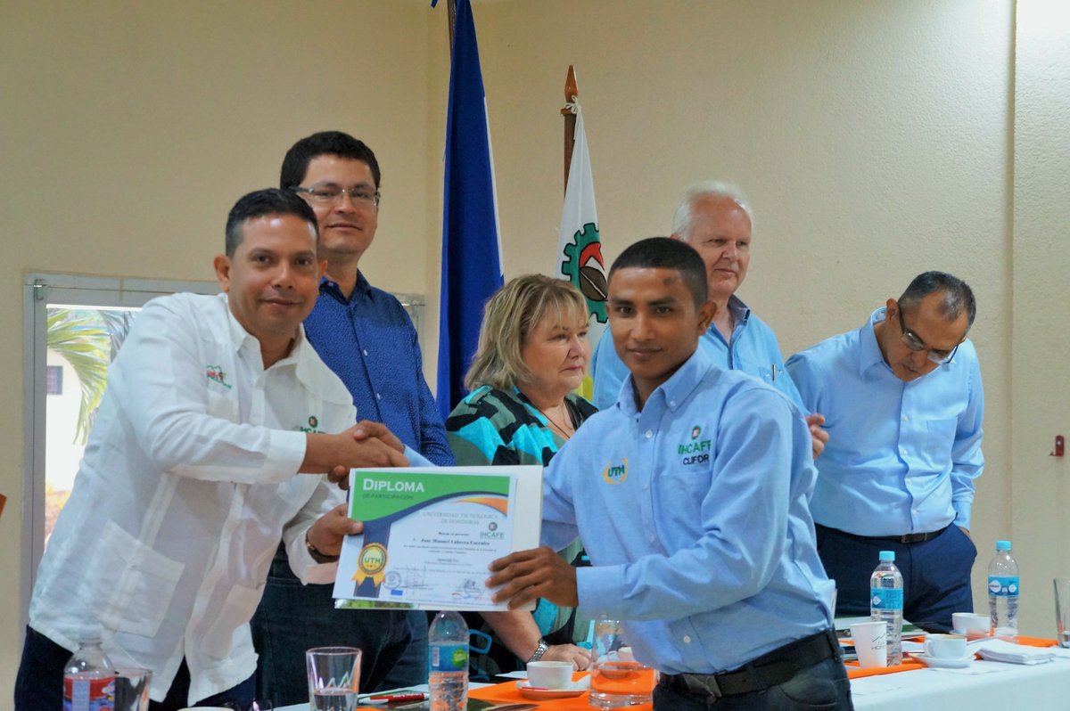 GranInversionHN's tweet photo. 30 cafetaleros provenientes de El Paraiso, Yoro y Olancho, culminaron hoy un proceso de capacitacion de dos años y se convirtieron hoy en la primera promoción de formación de líderes cafetaleros en Cambio Climático y Ambiente. @JuanOrlandoH @escoto_marlon #ClimaPlushn https://t.co/1FC18LwwUF