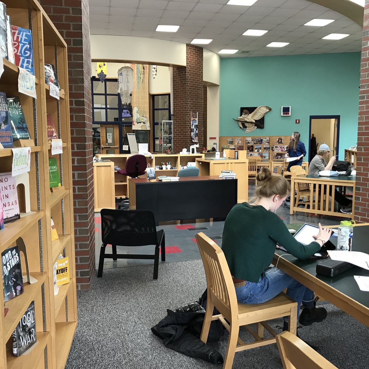 irisdagmar's tweet photo. #LibrarySnapshotDay in the #chillslibrary // when sometimes popcorn is all that gets us through 4th period. #studentcenteredlibrary #schoollibrarylife https://t.co/cooQSbLY9y https://t.co/CswZTTNs2n