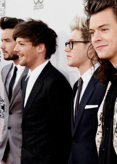 Mlouispopozudo's tweet photo. Vontade de durmir e só acordar quando a One Direction voltar do Hiatus 😢

#HelloOneDirection 

8 anos mds me ajuda 😯 https://t.co/1UWtt9eoQT