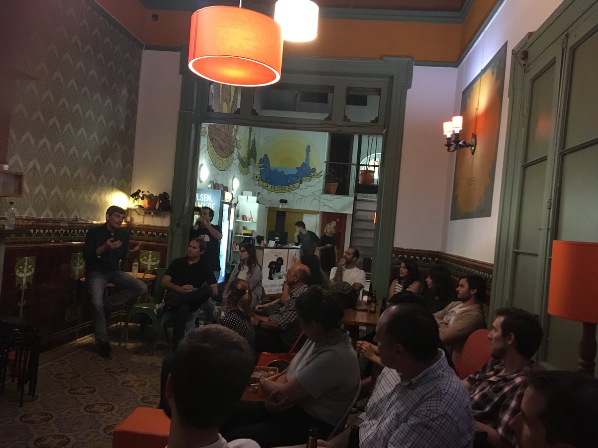 denisecamou's tweet photo. "Principios, patrones y prácticas organizados en función del propósito del producto. Eso son los 
 #DesignSystems" dice @mcanziani en la 2da #meetup de @IdfMontevideo https://t.co/uHvte2BIjD
