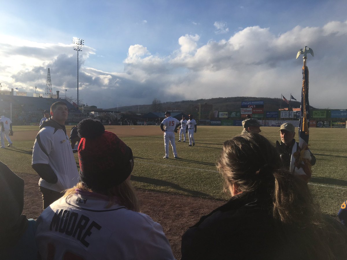 AlexBelser's tweet photo. Tebow did some warmup before game started @RumblePoniesBB #timtebow #teboweffect https://t.co/kNPAu858M4