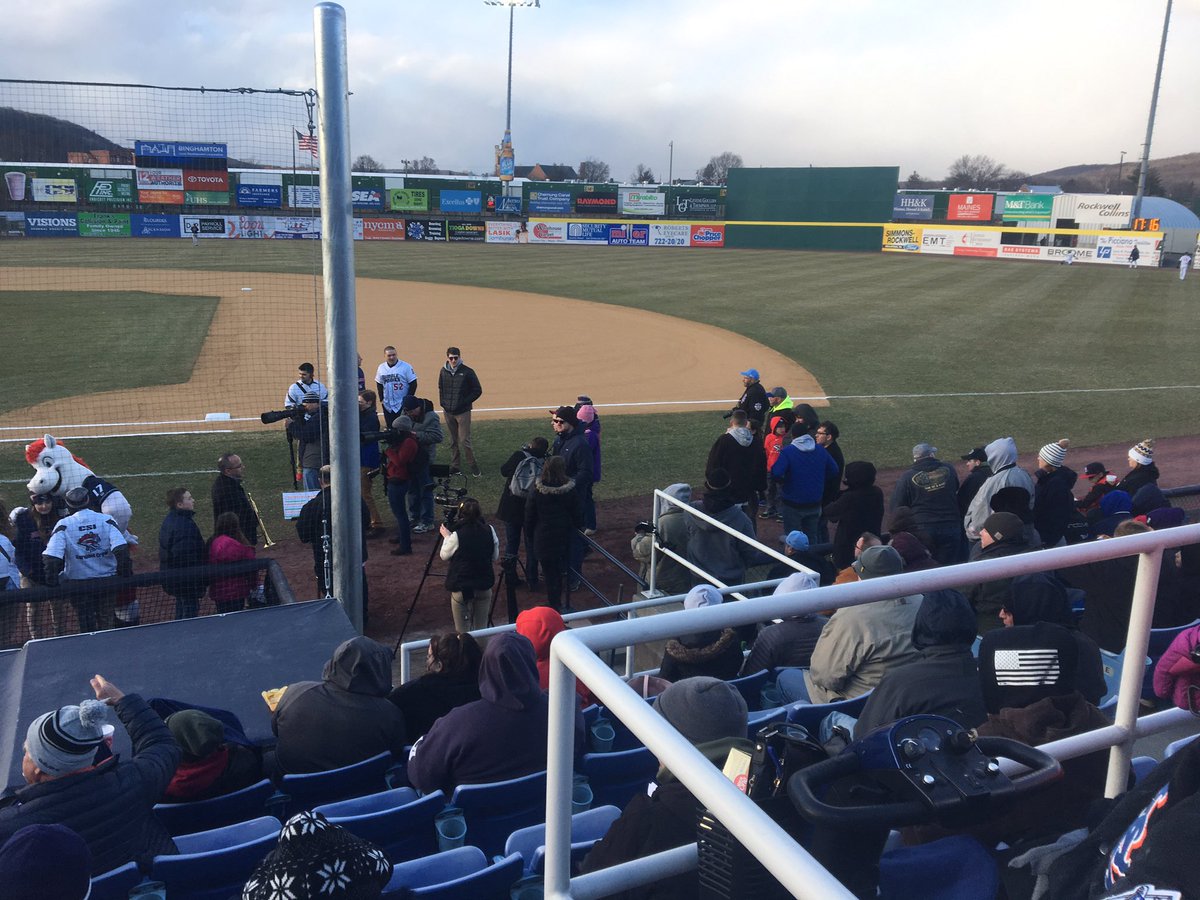 AlexBelser's tweet photo. Tebow did some warmup before game started @RumblePoniesBB #timtebow #teboweffect https://t.co/kNPAu858M4