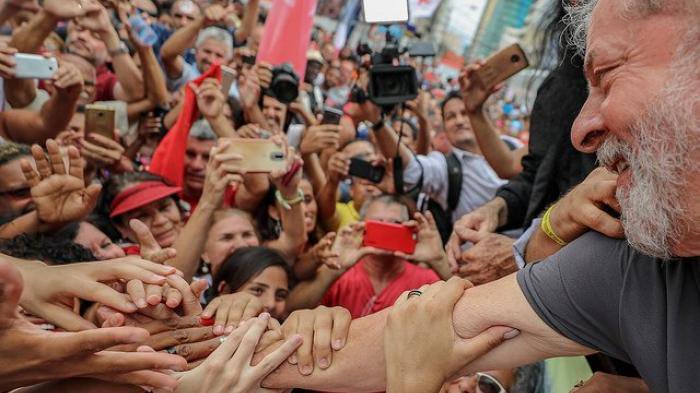 evoespueblo's tweet photo. Repudiamos decisión indignante de la justicia de Brasil, amenazada por oligarquías corruptas, negó el derecho constitucional del Hno. Lula da Silva a defenderse en libertad. Esa sentencia ilegítima es un golpe institucional contra la democracia del pueblo de Brasil #LulaValeALuta https://t.co/NBmfokfERw