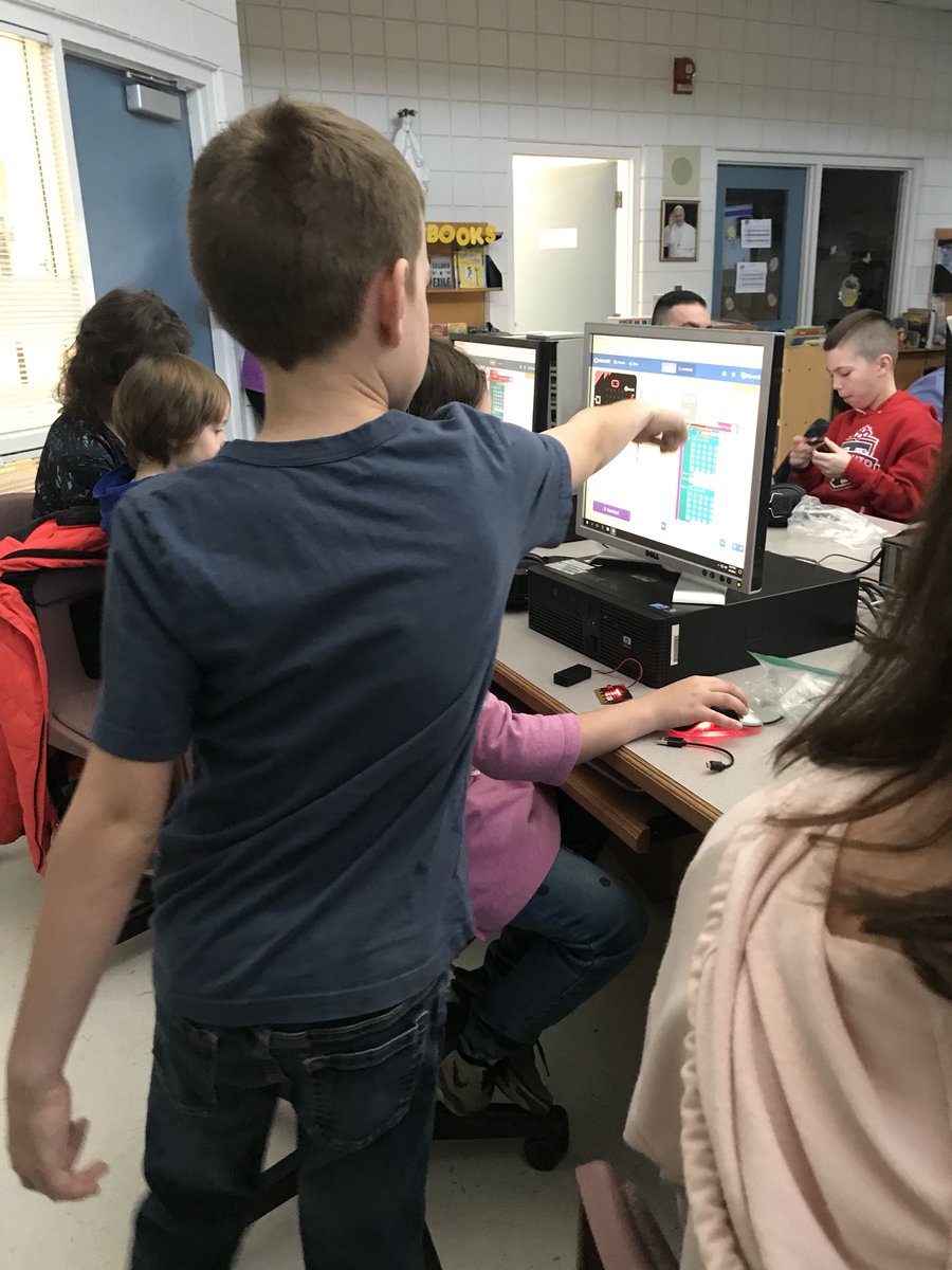 Students teaching students how to #code ❤️ <a href="/StKateriLondon/">St.Kateri</a>