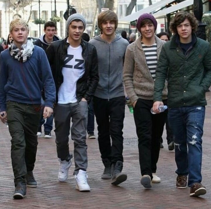Directione8569's tweet photo. A vida me deu vocês e não irei permitir que ela tome de volta! 
#HelloOneDirection 
#HelloOneDirection 
#HelloOneDirection 
#HelloOneDirection 
#HelloOneDirection 
#HelloOneDirection 
#HelloOneDirection 
#HelloOneDirection 
#HelloOneDirection https://t.co/jbm0t4DwA5