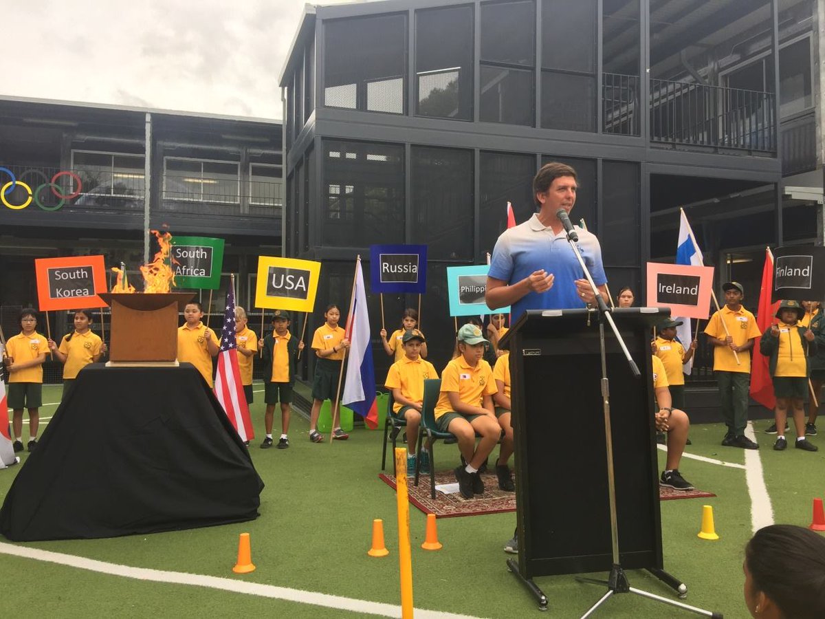 To celebrate the #CommonwealthGames <a href="/HomebushWestPS/">Homebush West</a> organised a K-6 International Games Day on Tuesday.

#DoEPSC ambassador and Olympic and Commonwealth Games medalist Craig Stevens officially opened the event.

#GC2018