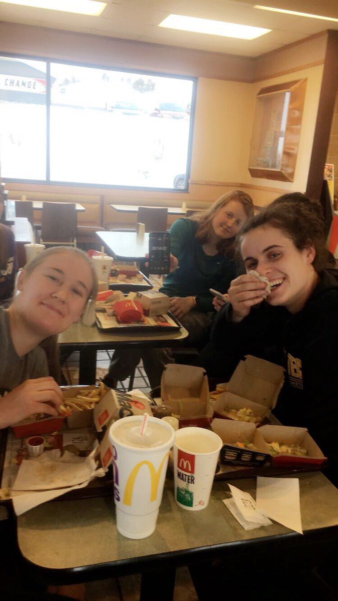 lindsaywinter10's tweet photo. @elisajurmu @KenziePerttu23 So proud of these two https://t.co/35tc5GUxk5