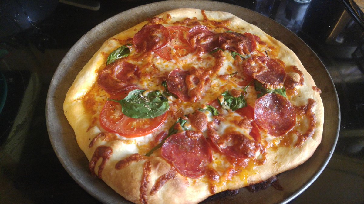 sheyahshe's tweet image. another "round" (or not-so-round...heh) of homemade pizza 🍕😎 #pepperoni #spinach #freshtomatoes #pancetta &amp;amp; #marinara #homemade #pizza