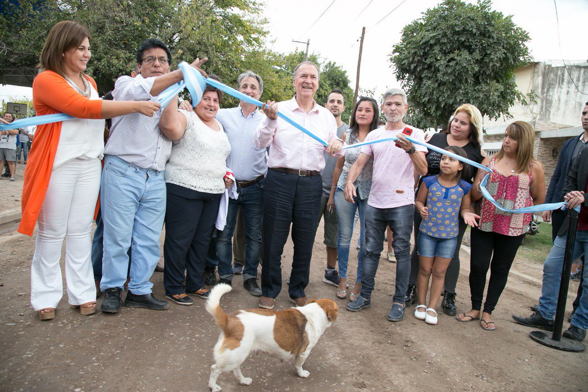 gobdecordoba's tweet photo. .@JSchiaretti inauguró la obra de cordón cuneta y mejoramiento en #BarrrioMirizzi y #CooperativaLuján. Así facilitamos el movimiento de los vecinos y encauzamos el desagüe de agua hacia la Av Vélez Sarsfield, evitando que se #inunde la zona. Se invirtieron 6 millones de pesos. https://t.co/gFItN1UhCQ