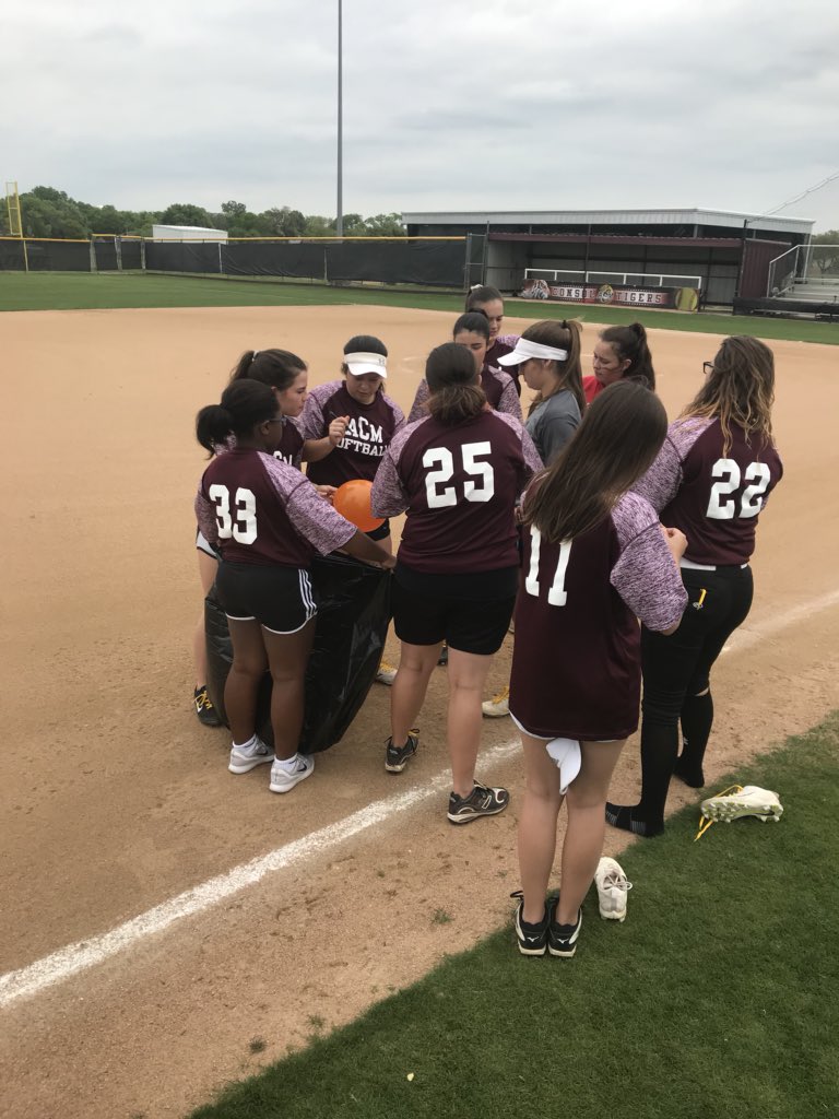 amc_softball's tweet photo. Teamwork activity to start practice today 🐅🐾👍 https://t.co/uyS2Fx5er3